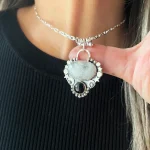 Colgante artesanal elegante con piedra luna y ónix natural en plata 950 libre de níquel Chile Pilar Segura