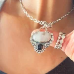 Colgante de plata 950 con piedra luna natural, ónix negro y pelotitas de plata hecho a mano Chile