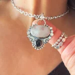 Colgante con piedra luna natural y ónix negro, estrellas y lunas caladas en plata 950 artesanal Chile