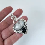 Joya artesanal femenina colgante con piedra luna y ónix negro en plata 950 - Pilar Segura Orfebre Chile