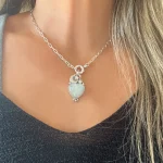 Colgante plata 950 diseñado a mano con piedra luna natural corazón, Swarovski y detalles lunares Chile Pilar Segura