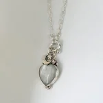 Colgante de plata 950 con piedra luna natural corazón y cristal Swarovski técnica envejecida Chile Pilar Segura