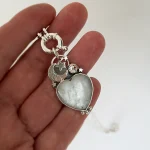 Colgante artesanal con piedra luna en forma de corazón, luna estrella y Swarovski plata 950 - Pilar Segura