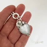 Colgante Corazón de Luna hecho a mano en plata 950 con piedra luna natural y cristal Swarovski Chile