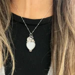 Colgante artesanal Corazón de Luna con piedra luna natural en corazón y plata 950 - Pilar Segura Orfebre Chile