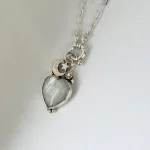 Joya artesanal femenina colgante con piedra luna corazón y Swarovski en plata 950 - Pilar Segura Orfebre