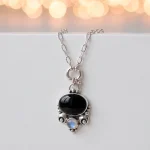 Colgante plata 950 diseñado a mano con ónix negro natural y piedra luna, pelotitas Chile Pilar Segura