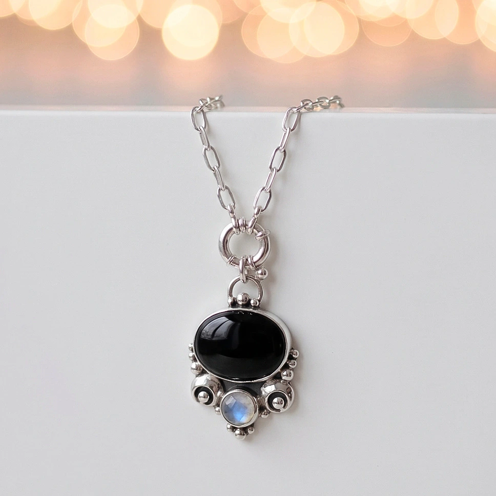 Colgante plata 950 diseñado a mano con ónix negro natural y piedra luna, pelotitas Chile Pilar Segura