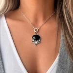 Colgante con ónix natural negro y piedra luna iridiscente en plata 950 artesanal Chile Pilar Segura