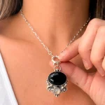 Joya artesanal femenina colgante con ónix negro y piedra luna en plata 950 - Pilar Segura Orfebre Chile