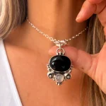 Colgante artesanal único con ónix negro y piedra luna natural en plata 950 Chile Pilar Segura Orfebre