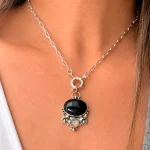 Colgante de plata 950 con ónix natural y piedra luna iridiscente hecho a mano Chile Pilar Segura