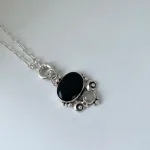 Colgante artesanal con ónix negro natural y piedra luna, pelotitas de plata 950 - Pilar Segura Orfebre