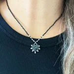 Collar hilado a mano con turmalinas negras naturales y colgante corazón plata 950 Chile