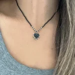 Collar artesanal negro elegante con corazón de turmalina negra y plata 950 - Pilar Segura Orfebre