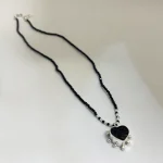 Collar Corazón Petit Turmalina con turmalina negra y cadena hilada a mano en plata 950 Chile