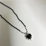 Collar corazón petit con turmalinas negras naturales hiladas a mano en plata 950 Pilar Segura Orfebre