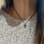Joya artesanal con turmalina negra natural en forma de corazón y cadena de plata 950 Chile