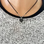 Collar negro elegante con corazón de turmalina negra hilado a mano plata 950 Chile Pilar Segura
