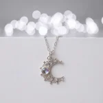 Colgante luna artesanal en plata 950 con cuarzo boreal natural, ligero y elegante Chile Pilar Segura