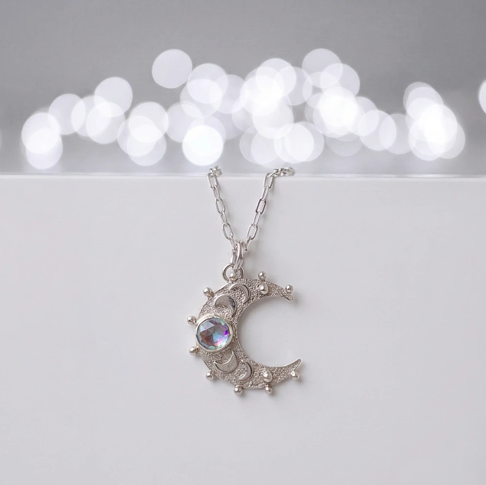 Colgante luna artesanal en plata 950 con cuarzo boreal natural, ligero y elegante Chile Pilar Segura