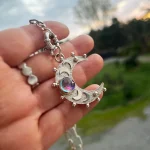 Colgante artesanal luna con cuarzo boreal iridiscente hecho a mano en plata 950 Pilar Segura Orfebre