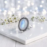 Anillo con piedra luna natural iridisente