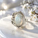 Anillo con bella piedra luna natural