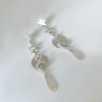 Aros artesanales colgantes con piedra luna natural, estrellas y Swarovski plata 950 - Pilar Segura Orfebre Chile