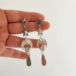 Aros artesanales Firmamento en plata 950 con piedra luna natural, Swarovski y lunas martilladas - Pilar Segura Orfebre Chile