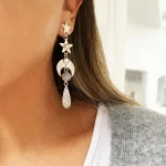 Aros artesanales con estrellas, luna martillada, piedra luna natural y Swarovski en plata 950 - Pilar Segura