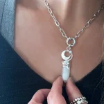 Colgante artesanal elegante con piedra luna natural en punta y Swarovski plata 950 Chile Pilar Segura