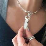 Colgante de plata 950 con punta de piedra luna iridiscente y cristal Swarovski hecho a mano Chile