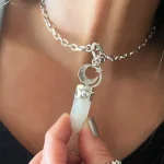 Colgante con punta de piedra luna natural, luna martillada y Swarovski en plata 950 artesanal Chile