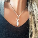 Joya artesanal femenina colgante con punta piedra luna natural y Swarovski plata 950 - Pilar Segura Orfebre Chile