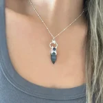Colgante Cielo Profundo artesanal con labradorita y cianita natural plata 950 Pilar Segura Orfebre Chile