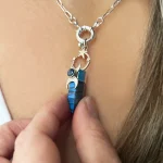 Colgante con punta de labradorita natural y cianita azul, lunas martilladas plata 950 artesanal Chile