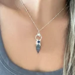 Joya artesanal femenina colgante con labradorita y cianita azul en plata 950 - Pilar Segura Orfebre Chile