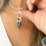 Colgante artesanal único con labradorita y cianita natural, lunas estrellas en plata 950 hecho a mano Chile