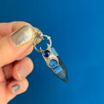 Colgante artesanal con punta de labradorita y cianita azul, lunas martilladas en plata 950 - Pilar Segura Orfebre
