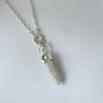 Joya artesanal femenina con punta de piedra luna y agua marina en plata 950 - Pilar Segura Orfebre Chile