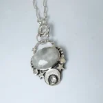 Colgante de plata 950 con piedra luna natural iridiscente y cristal Swarovski hecho a mano Chile