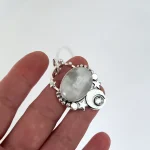 Colgante Luna Guardiana artesanal con piedra luna natural y Swarovski plata 950 Pilar Segura Orfebre Chile