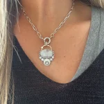 Joya artesanal femenina colgante con piedra luna natural y Swarovski en plata 950 - Pilar Segura Orfebre Chile