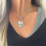 Colgante artesanal único Luna Guardiana con piedra luna y Swarovski en plata 950 Chile
