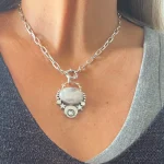 Colgante de plata 950 con piedra luna natural y cristal Swarovski certificado hecho a mano Chile Pilar Segura