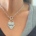 Colgante artesanal con piedra luna natural, estrellas, lunas y Swarovski en plata 950 - Pilar Segura Orfebre
