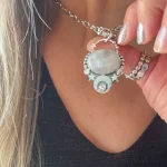 Colgante artesanal Luna Guardiana con piedra luna natural y cristal Swarovski en plata 950 - Pilar Segura Orfebre Chile