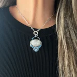 Colgante artesanal femenino con piedra luna natural iridiscente, pelotitas y Swarovski plata 950 Chile