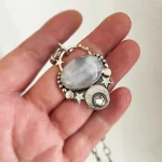 Colgante artesanal con piedra luna natural y cristal Swarovski certificado en plata 950 hecho a mano Chile